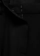 Pantalon de vestir negro de corte recto y tiro medio, con detalle de pinzas frontales, trabillas para cinturón y bolsillos laterales.