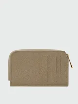 Tarjetero Longchamp de la línea Le Foulonné, color beige, confeccionado en cuero granulado. Cuenta con cierre de cremallera superior, ranuras para tarjetas en el exterior y detalle de logotipo grabado en relieve.