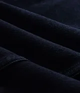 Campera de jean de corte boxy y color azul oscuro, con cuello alto, cierre frontal oculto con botones a presión y bolsillos laterales. Diseño de Blue Steel.