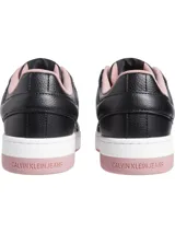 Zapatillas urbanas Calvin Klein Jeans de cuero sintético negro con logo en el lateral, suela cupsole blanca con línea rosa y forro interior rosa.
