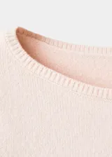 Jersey de punto medio color crudo, con cuello barco y mangas largas de diseño recto.