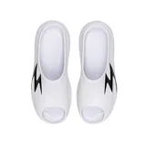 Ojotas blancas con diseño de líneas verticales y logo en forma de rayo negro en el lateral.