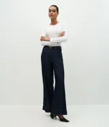 Blusa de manga larga y cuello redondo, confeccionada en mezcla de algodón y elastano.