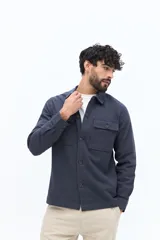 Sobrecamisa de líneas clásicas, color azul marino, con bolsillos frontales y botones. Confeccionada en algodón y lino, de calce regular.