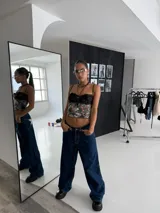 Pantalón de jean azul oscuro de corte ancho con bolsillos traseros con aplique de estrella blanca.