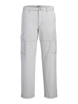 Pantalon cargo color gris claro de corte recto con bolsillos laterales y costuras visibles en contraste.