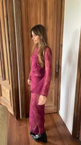 Vestido largo de encaje color bordó con mangas largas tipo Oxford, diseño ajustado con frunces en la cintura y forro interno compuesto por top y short.