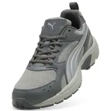 Championes deportivos Puma Milenio Tech LT, color gris oscuro con detalles plateados y suela gris.