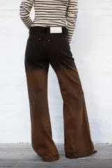 Jean de mujer de corte recto y tiro alto, con efecto degradado de negro a marrón. Presenta costuras verticales en la parte delantera y bolsillos laterales.