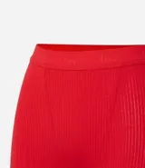 Conjunto de lencería rojo acanalado, compuesto por un corpiño triangular sin aro y un short tipo ciclista de tiro alto.