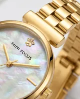Reloj analógico Mini Focus con caja de metal dorada y esfera de nácar. Cuenta con movimiento de cuarzo japonés y malla de eslabones metálicos dorados con cierre desplegable.