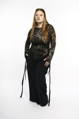 Pantalón de silueta recta amplia confeccionado en felpa de algodón. Presenta cintura elastizada, bolsillos laterales con largas tiras decorativas y bolsillos traseros plaqué.