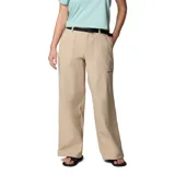 Pantalón cargo Columbia Brea Falls de color beige, confeccionado con tecnologías Omni-Shade y Omni-Shield para protección solar y repelencia a líquidos. Cuenta con cintura elástica parcial, cinturón integrado, amplios bolsillos delanteros y traseros, y perneras de corte recto.