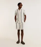 Bermuda masculina de corte comfort confeccionada en tejido jacquard con estampado de rayas texturizadas. Cuenta con cintura elástica con cordón ajustable, y bolsillos laterales.
