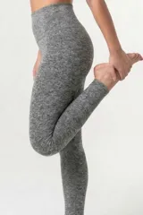 Calza deportiva de tiro alto con cintura ancha reforzada, confeccionada en tejido elástico con tecnología LYCRA® XTRA LIFE™.