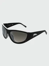 Lentes de sol Longchamp de estilo envolvente, con armazón negro y detalles en blanco en la parte superior. Presentan el logo del caballo característico de la marca en las patillas y cristales oscuros.