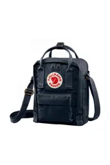Bandolera Fjallraven Kanken Sling color gris oscuro, con logo reflectivo en el frente, correa ajustable y bolsillo frontal con cierre.
