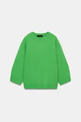 Jersey de punto liso confeccionado en lana 100%, con cuello redondo y mangas que llegan por debajo del codo.