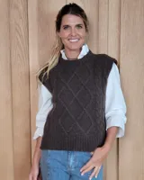 Chaleco tejido de punto con diseño de rombos y trenzas, cuello redondo y terminaciones acanaladas en cuello, sisas y ruedo.