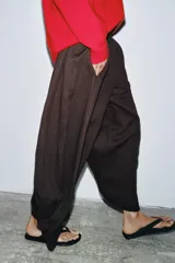 Pantalón de mujer color marrón oscuro, tiro medio, con cintura elástica y pierna ancha con mucho volumen y caída.