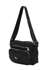 Bandolera color verde militar con correa ajustable y múltiples bolsillos con cierre.