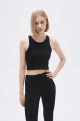 Top cropped de cuello redondo y diseño entallado, confeccionado en tejido acanalado.