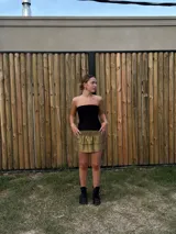 Minifalda plateada con lentejuelas, pretina elastizada y dos volados en el ruedo.