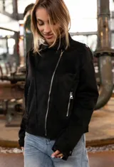 Chaqueta tipo biker de efecto gamuza en color verde militar, con cierre diagonal metálico, solapas clásicas y detalles de cierres en los bolsillos laterales.