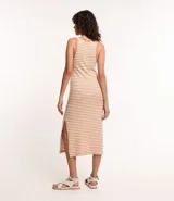 Vestido midi musculosa con rayas horizontales marrones y blancas.