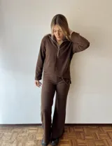 Conjunto de dos piezas color chocolate, compuesto por un sweater de punto acanalado con cuello polo y cierre frontal, y un pantalón de corte recto a juego.