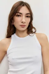 Musculosa blanca de tejido acanalado con cuello redondo y diseño ajustado.