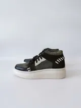 Zapatillas deportivas de caña alta con estampado de piel de reptil en tonos verde y negro, detalles en blanco y suela gruesa blanca.