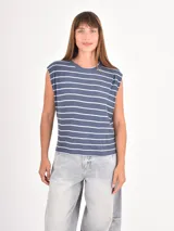 Remera sin mangas de corte holgado, con cuello redondo y diseño de rayas horizontales finas en color negro sobre fondo blanco.