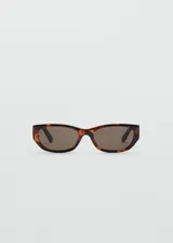 Lentes de sol con armazón de carey y diseño rectangular, con cristales oscuros.