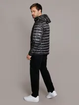 Campera acolchada Calvin Klein con capucha, cierre frontal con cremallera y bolsillos laterales con cierre. Presenta un diseño ligero y funcional con acabado brillante.