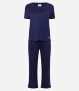 Conjunto de pijama compuesto por una blusa de manga corta con escote redondo y un pantalón largo de corte recto con cintura elástica. La blusa presenta un detalle bordado en el pecho y ambos acabados cuentan con bordes ondulados.