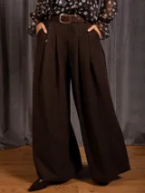 Pantalon tipo palazzo de corte amplio y tiro alto, con pinzas frontales, bolsillos laterales y cintura elastizada.