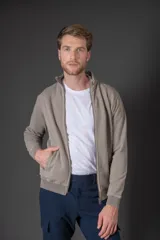 Campera de algodón con cuello alto y cierre frontal, de diseño liso y corte clásico.