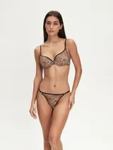 Soutien con aros y copas con costuras, de diseño clásico y tirantes finos ajustables.