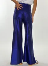 Pantalón de lino color naranja, de corte palazzo y tiro alto.