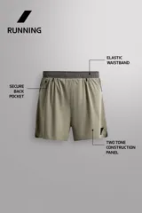 Pantalón corto de trail running color beige, confeccionado en tejidos técnicos ligeros y elásticos. Cuenta con forro interior, cintura elástica ajustable con cordón, bolsillos traseros laterales multifunción, bolsillo trasero central con cremallera, bajo con costura termofijada y aberturas laterales. Incluye logo estampado en la pernera.