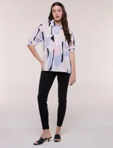 Blusa de gasa con estampado abstracto en tonos rosado, celeste, beige y negro, de silueta holgada, con cuello camisero, escote en V con media abotonadura y mangas largas de hombro caído.
