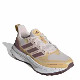 Championes de running Adidas Ultra Run 5 TR W para mujer, diseñados para terrenos mixtos. Presentan una combinación de colores beige, crema y detalles en violeta oscuro. Cuentan con tecnología de amortiguación Bounce en la mediasuela, suela Adiwear para mayor tracción y un acabado repelente al agua en el exterior.