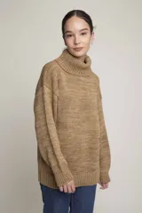 Sweater color marrón claro de lana merino con cuello alto.