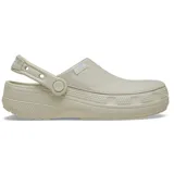 Zueco Crocs modelo Classic Crafted con capellada de lona textil en color beige y suela de material Croslite. Cuenta con correa de talón pivotante y diseño versátil para uso diario.