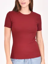 Remera de punto acanalado en color bordó, con cuello redondo y mangas cortas, de corte ajustado al cuerpo.