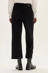 Jean de corte recto confeccionado en denim texturado con diseño de rayas verticales en tonos azul y negro.