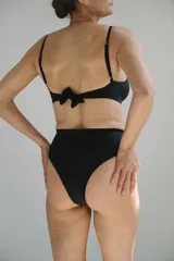 Bombacha de bikini tiro alto con textura acanalada, confeccionada en tejido italiano de alta resistencia con protección UV+50.