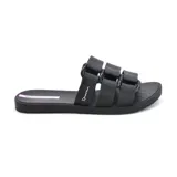 Sandalias Ipanema negras con tres tiras horizontales gruesas y logo de la marca en color rosa.