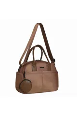 Bolso Trendy bordó de estilo casual, con doble asa de mano, correa ajustable para el hombro y un pequeño monedero redondo colgante. Cuenta con bolsillos frontales y laterales, cierre superior y aplique metálico con el logo de la marca.